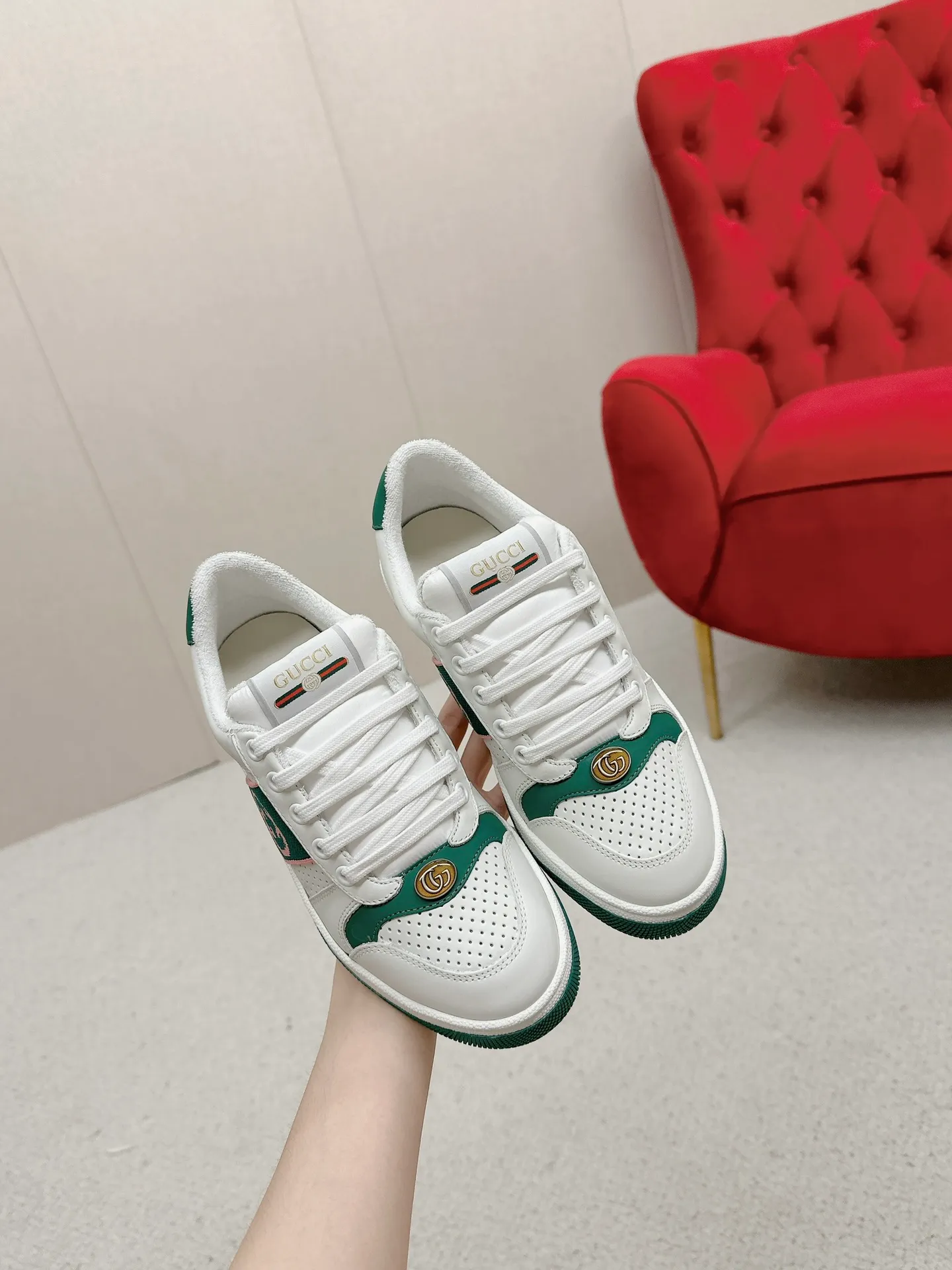 👟👟Ex-factory price 560👟👟 Men’s size +10 Gucci——purchased version GG series distressed dirty shoes-hot style is coming! 9 times out of 10 sales, you will definitely get the money. Ready stock! Spot goods! Spot goods! New colors added - the ultimate version on the market! Purchase the original version and develop it... fabric, material, outsole, and details can be compared at will! Open-mold Swarovski one-to-one replica rhinestone chain...Metal cherry pendant...Metal double G crystal cylindrical mark...Gucci original customized narrow webbing...Super flash series - flash diamond chain. The cherry decoration is detachable and can be changed into two to match with each other to show your personality. Exclusive color-brushed cowhide fabric. Hand-made distressed is very textured and has a sense of luxury! The details of the workmanship can be seen in the drawings, and no line is missed. The original terry cloth is delicate, soft and more comfortable and breathable. The privately stamped two-color original TPU outsole (lower layer is wider, upper layer is narrower). Matching packaging⭐️ Size: Female 35-40 Male 39-44 (Female 41 Male 45 customized)